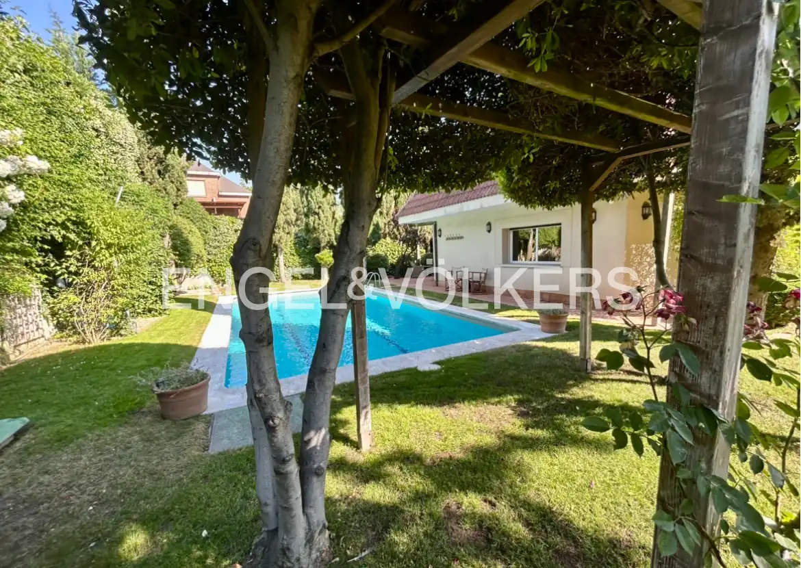 Vista exterior de Casa o xalet en venda en Majadahonda amb Aire condicionat, Calefacció i Jardí privat