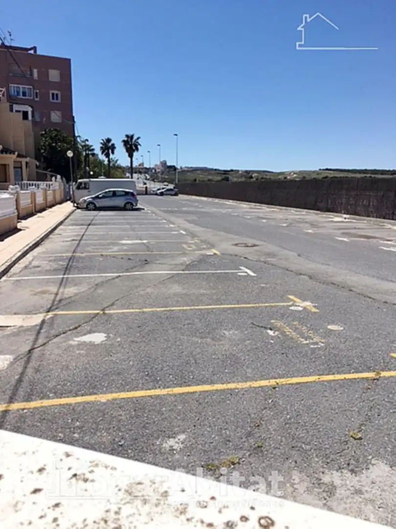 Aparcament de Casa adosada en venda en Torrevieja amb Aire condicionat, Calefacció i Jardí privat