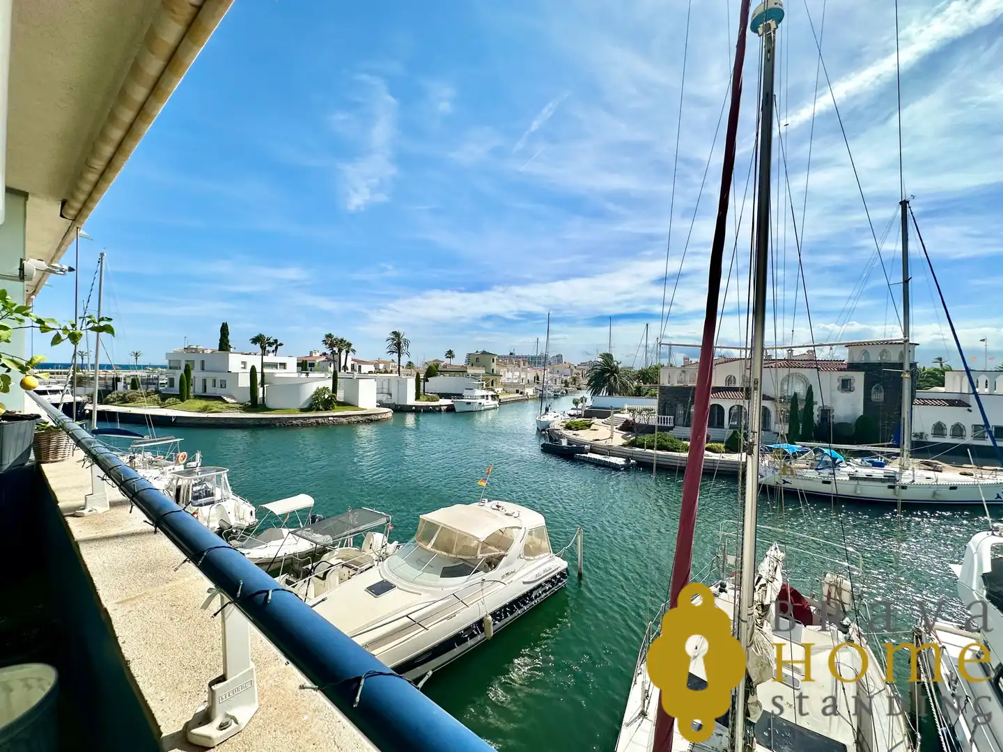 Vista exterior de Pis en venda en Empuriabrava amb Aire condicionat, Terrassa i Piscina comunitària