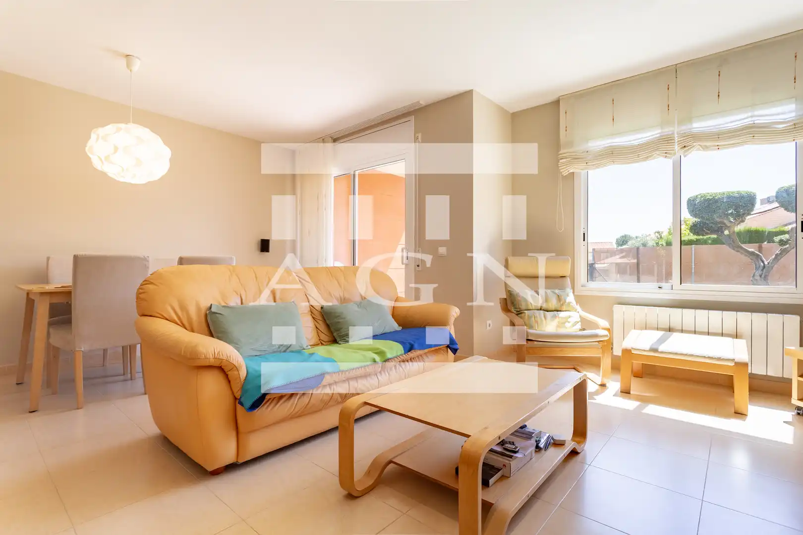 Wohnzimmer von Einfamilien-Reihenhaus zum Verkauf in Cambrils mit Klimaanlage, Heizung und Privatgarten