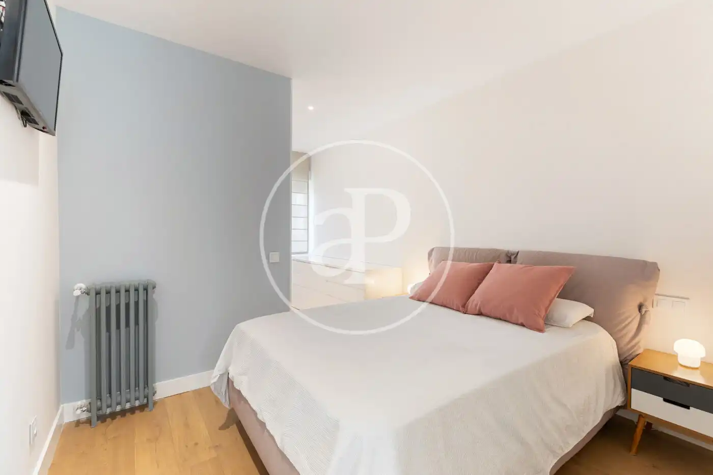 Schlafzimmer von Dachboden zur Miete in Madrid mit Klimaanlage, Heizung und Terrasse