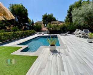 Piscina de Casa o xalet en venda en Benicasim / Benicàssim amb Aire condicionat, Calefacció i Jardí privat