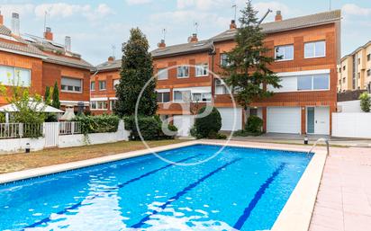 Piscina de Casa adosada en venda en Sant Cugat del Vallès amb Aire condicionat, Calefacció i Jardí privat