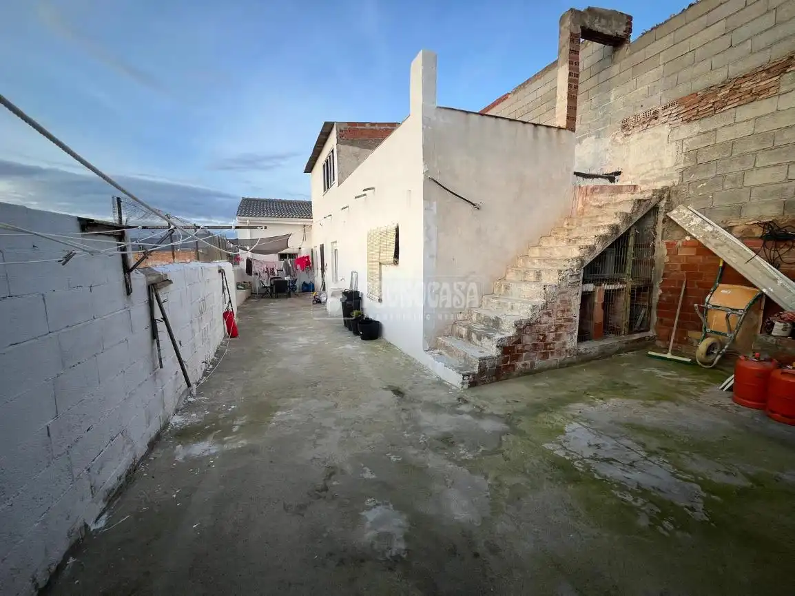 Außenansicht von Einfamilien-Reihenhaus zum Verkauf in Pinos Puente mit Terrasse