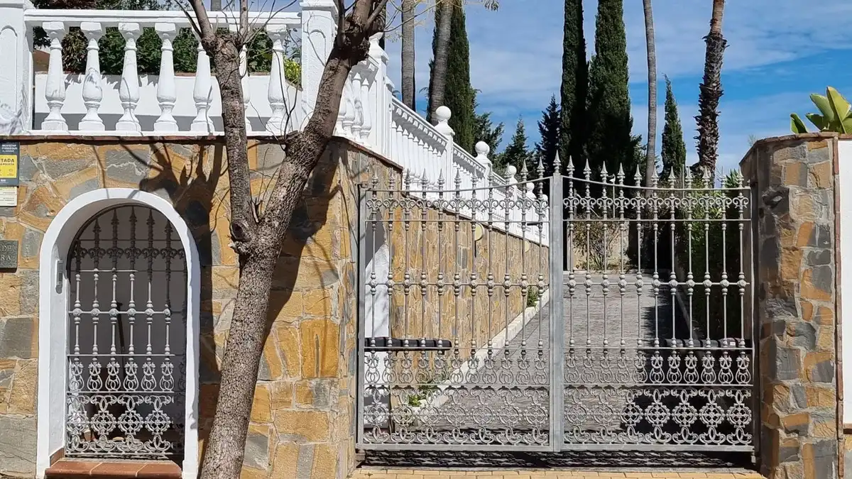 Vista exterior de Casa o xalet de lloguer en Benahavís amb Aire condicionat, Jardí privat i Terrassa