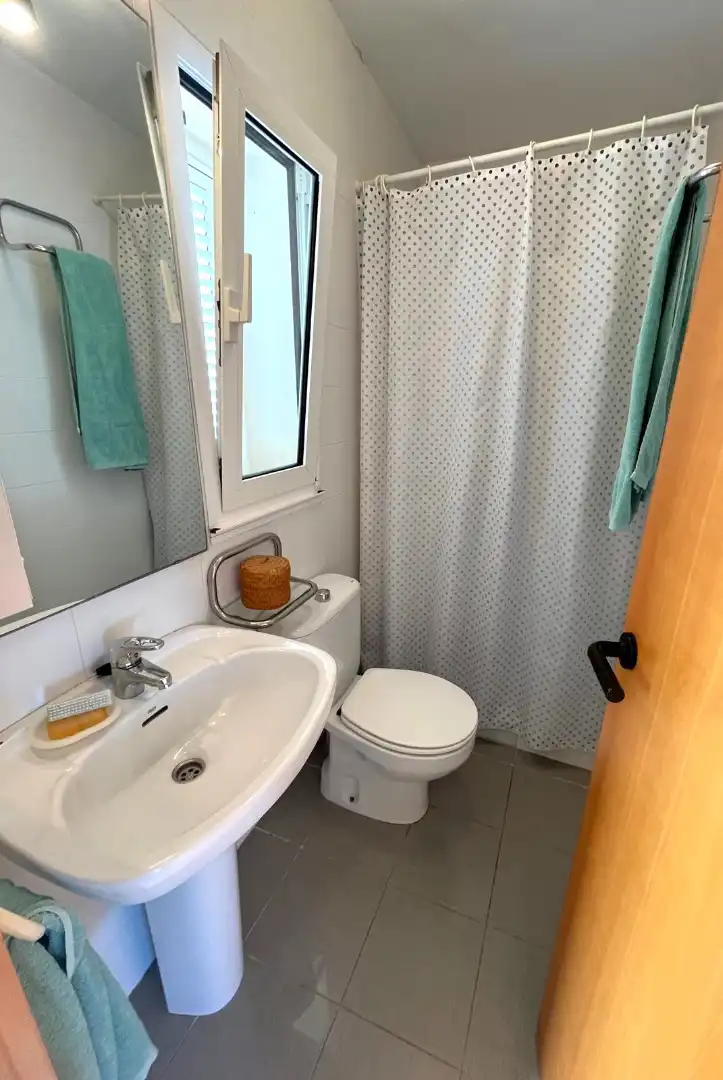 Badezimmer von Dachboden zum Verkauf in Palamós mit Terrasse und Möbliert
