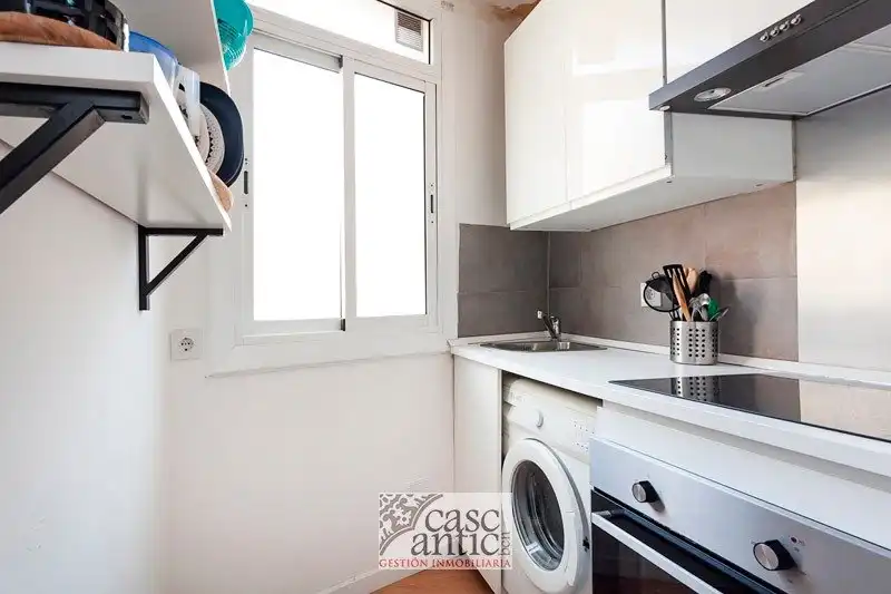 Cuina de Pis en venda en Barcelona amb Parquet, Moblat i Balcó