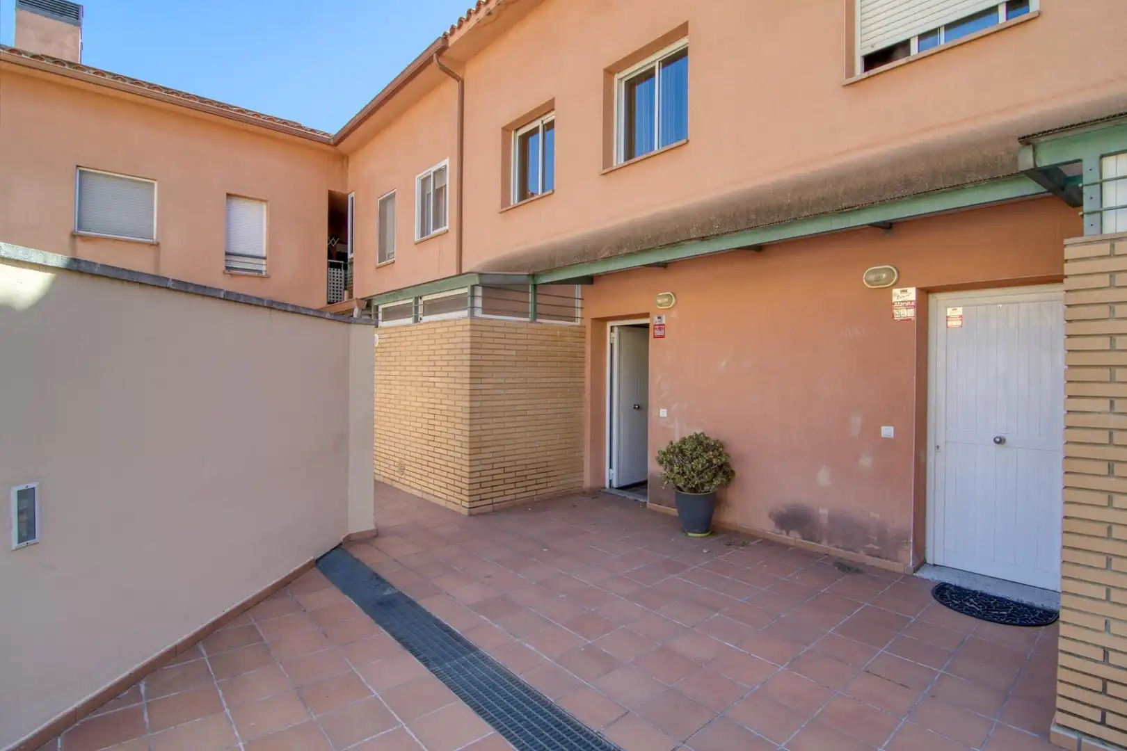 Vista exterior de Casa adosada en venta en Figueres con Calefacción, Jardín privado y Balcón