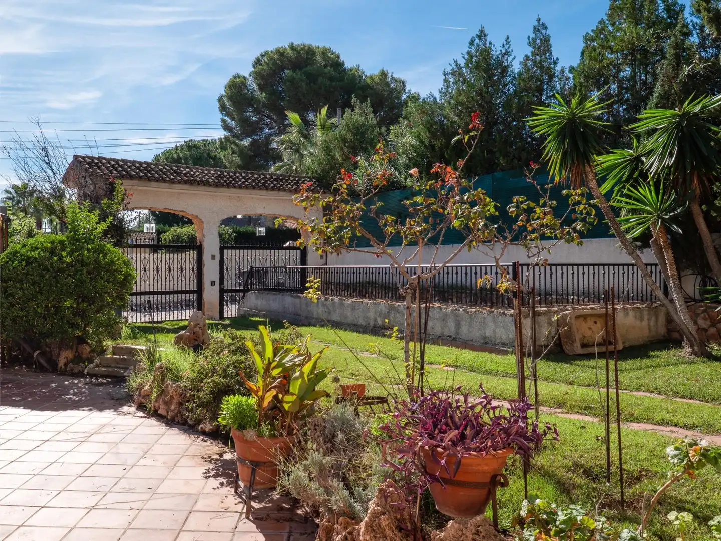 Garten von Einfamilien-Reihenhaus zum Verkauf in Chiva mit Klimaanlage, Terrasse und Abstellraum