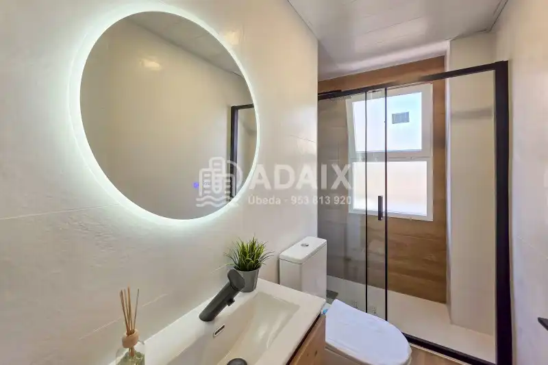 Bathroom of Flat for sale in Úbeda  with Air Conditioner, Heating and Parquet flooring