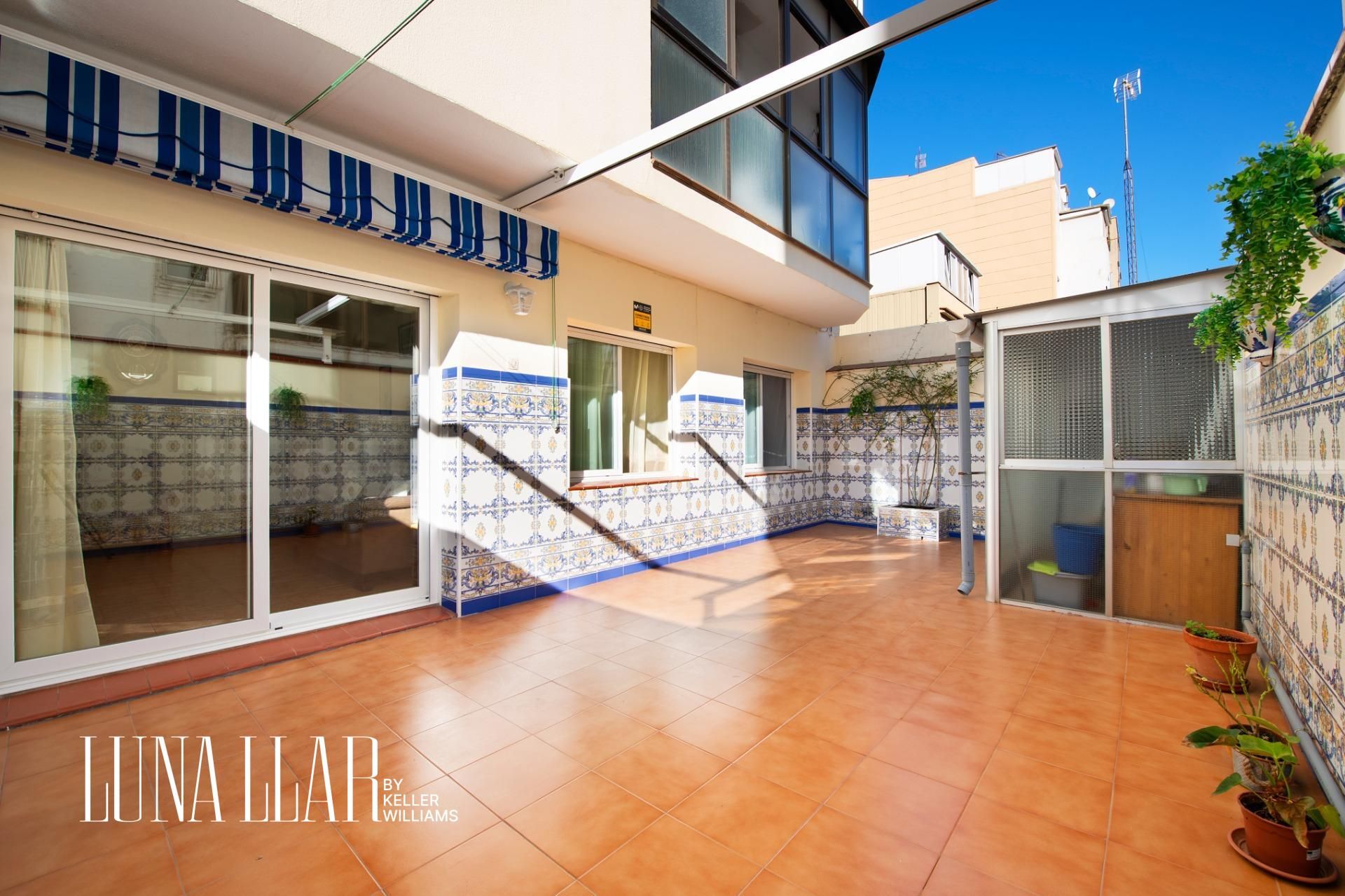 Vista exterior de Planta baixa en venda en Cornellà de Llobregat amb Terrassa