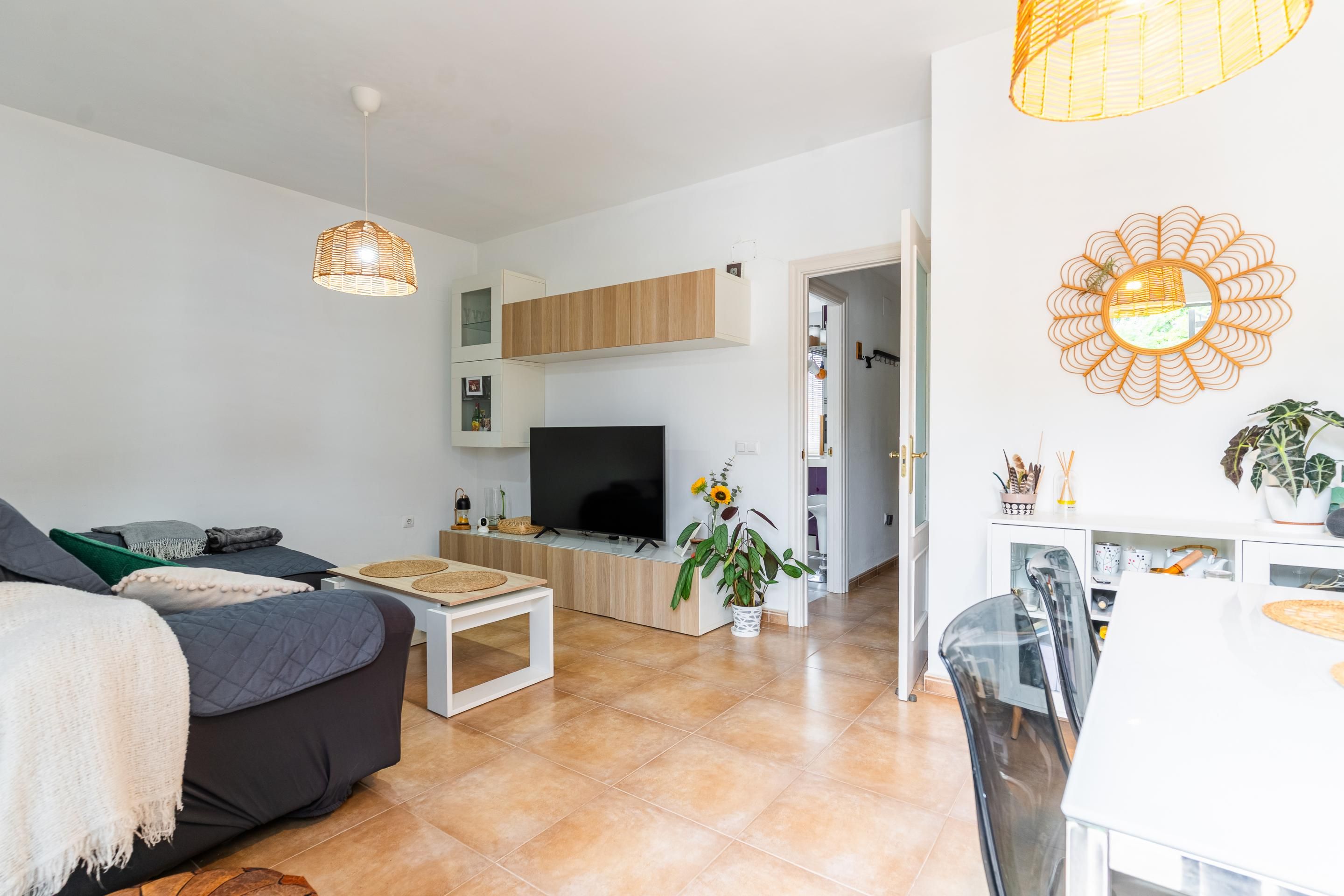 Sala d'estar de Casa adosada en venda en Chiclana de la Frontera amb Jardí privat i Piscina comunitària