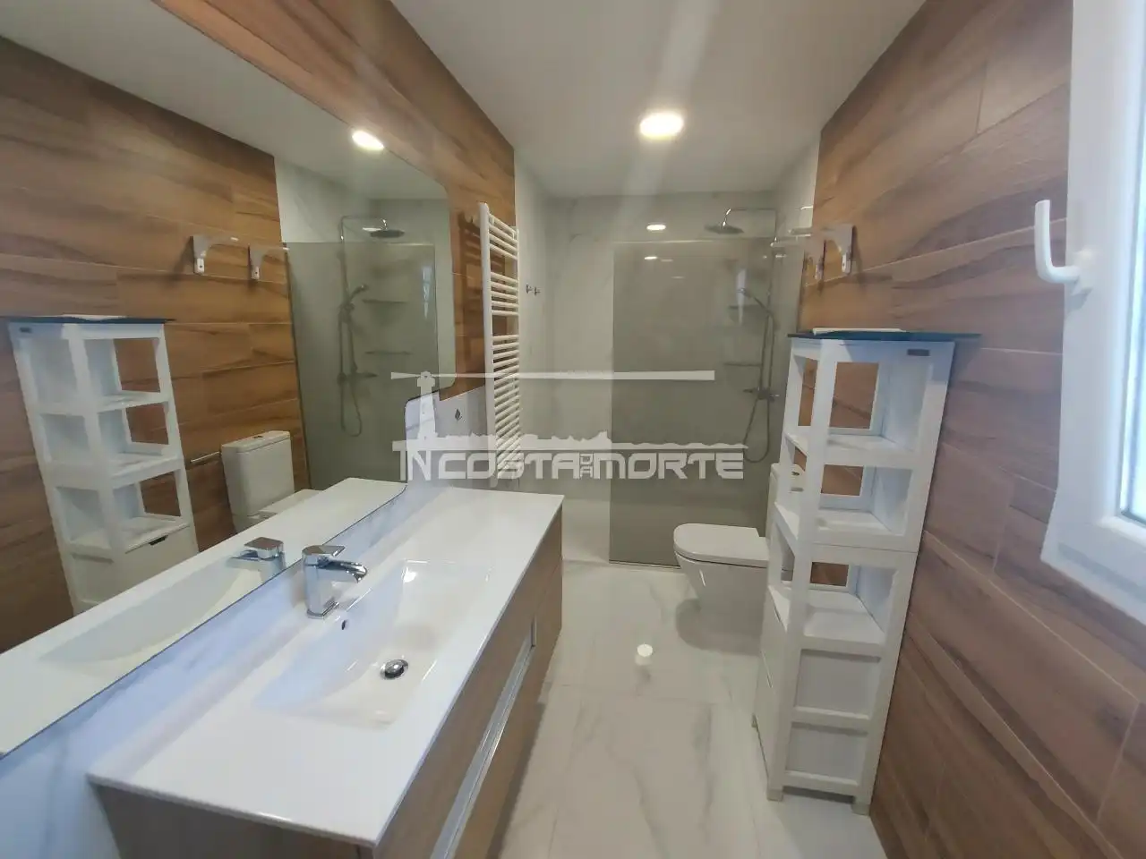 Badezimmer von Wohnung zum Verkauf in Cee mit Abstellraum