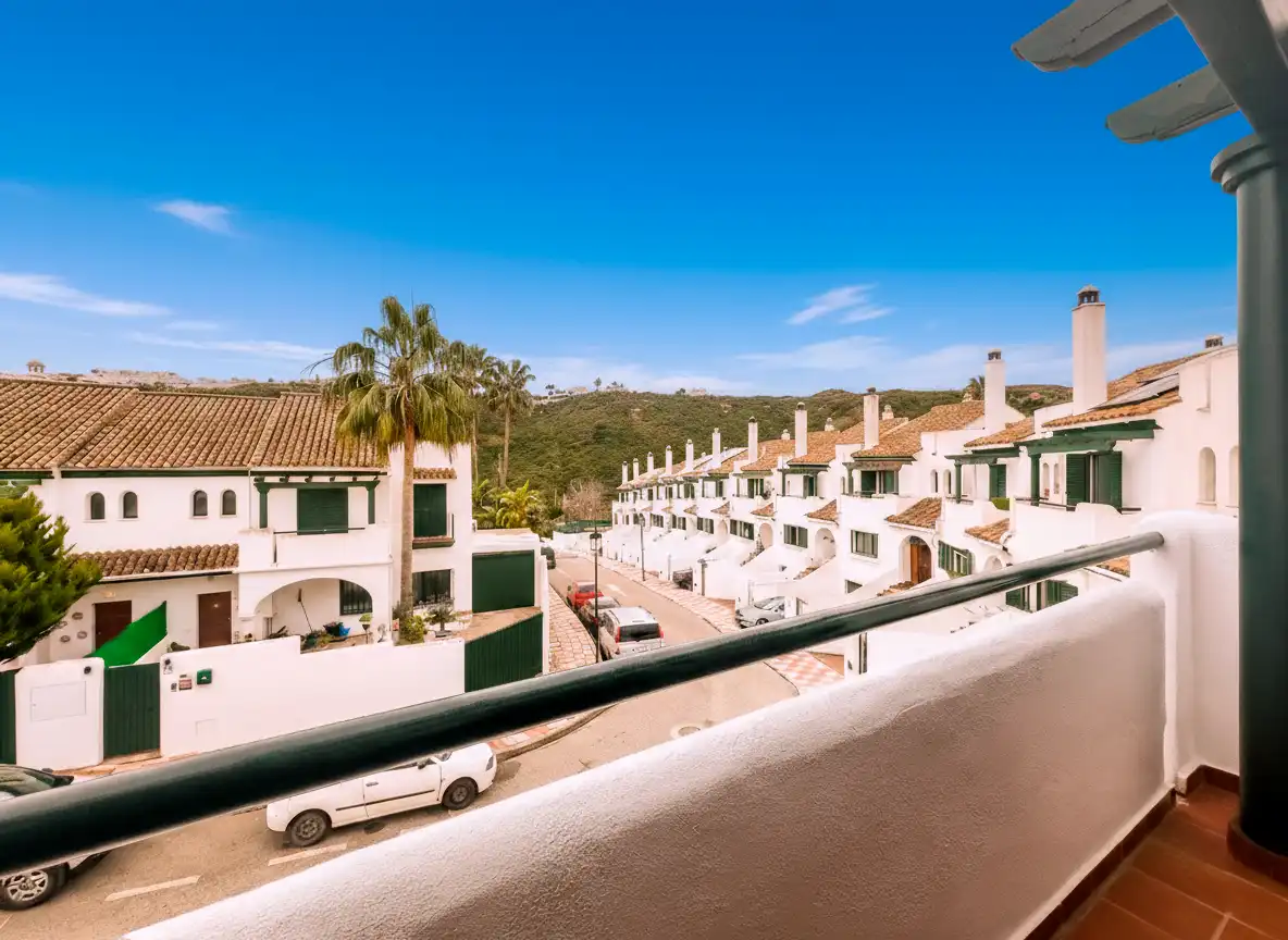 Außenansicht von Einfamilien-Reihenhaus zum Verkauf in Manilva mit Terrasse, Abstellraum und Schwimmbad