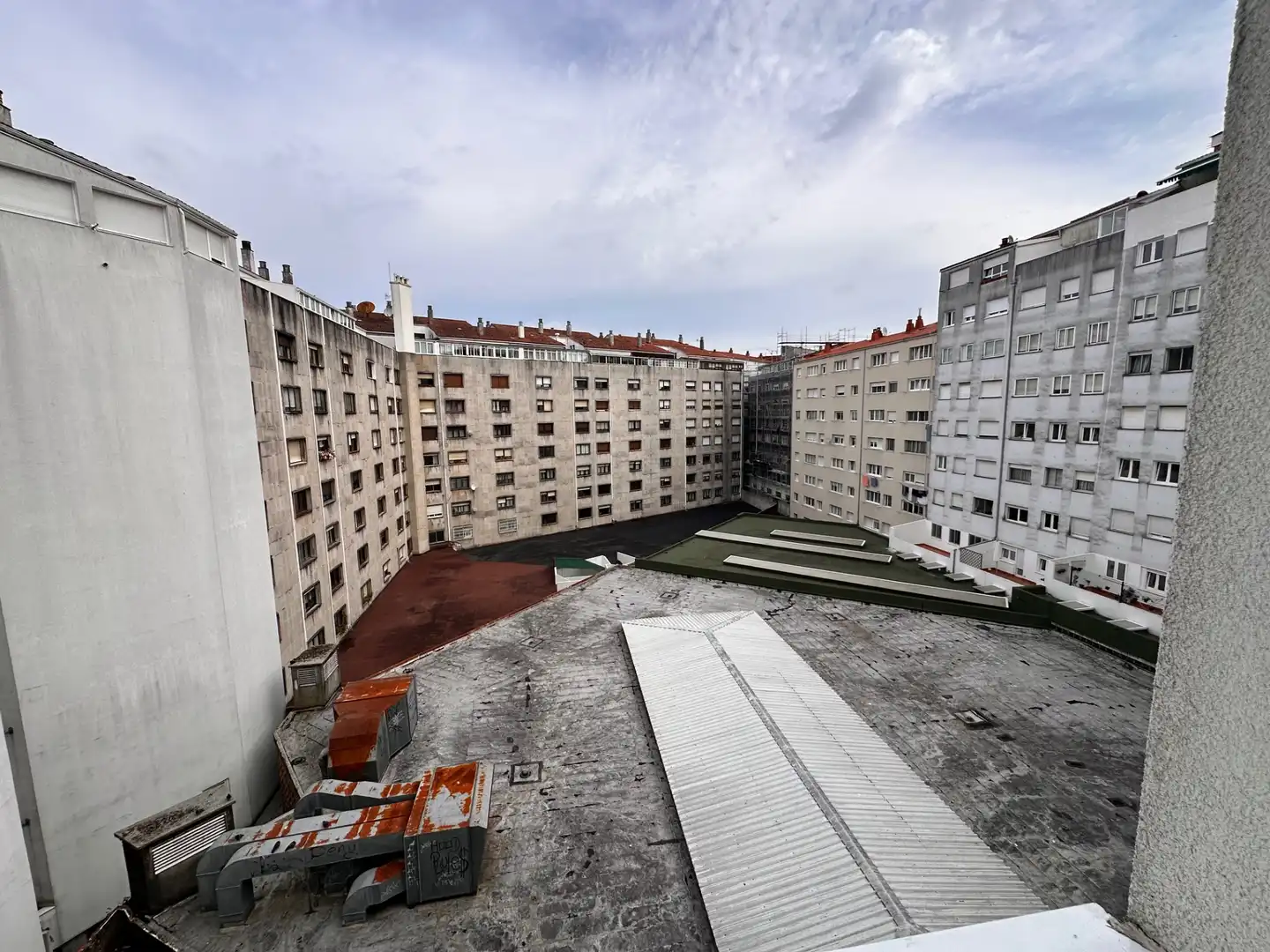 Vista exterior de Pis en venda en Santiago de Compostela  amb Calefacció, Traster i Moblat
