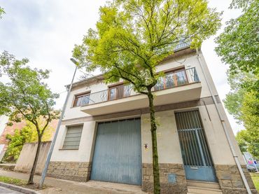 Semi-detached house with balcony for sale in Olot