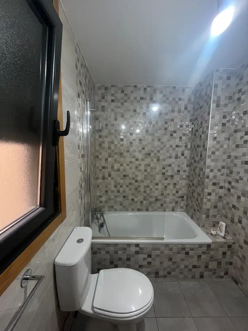 Bathroom of Flat for rent in Vigo   with Heating, Oven and Washing machine