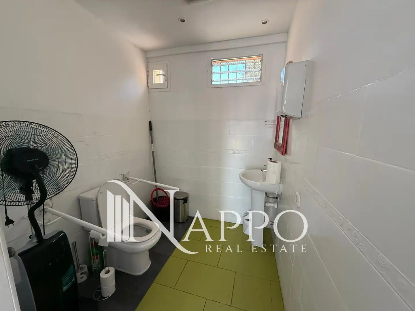 Badezimmer von Geschaftsraum zur Miete in Calvià mit Klimaanlage, Terrasse und Internet