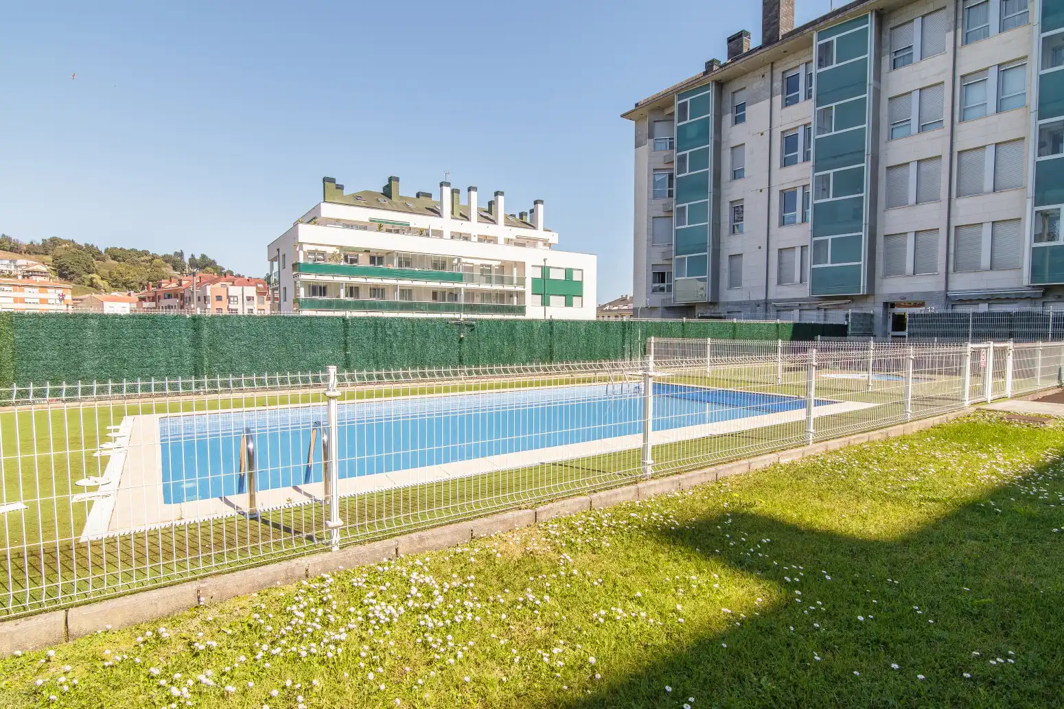 Schwimmbecken von Wohnung zum Verkauf in Gozón mit Heizung, Privatgarten und Abstellraum