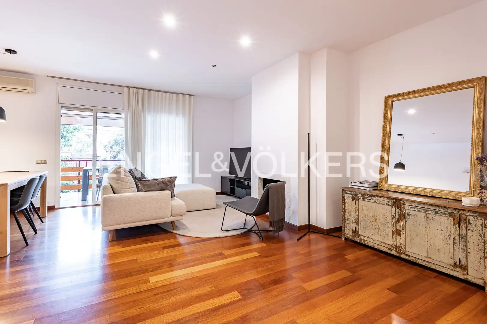Sala de estar de Piso en venta en Sant Cugat del Vallès con Aire acondicionado, Calefacción y Jardín privado