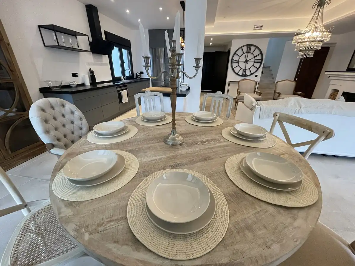 Comedor de Casa o chalet de alquiler en Marbella con Aire acondicionado, Jardín privado y Piscina