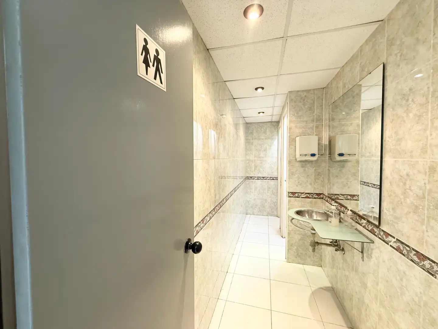 Bathroom of Commercial properties for rent in Barcelona  with Air Conditioner and Heating