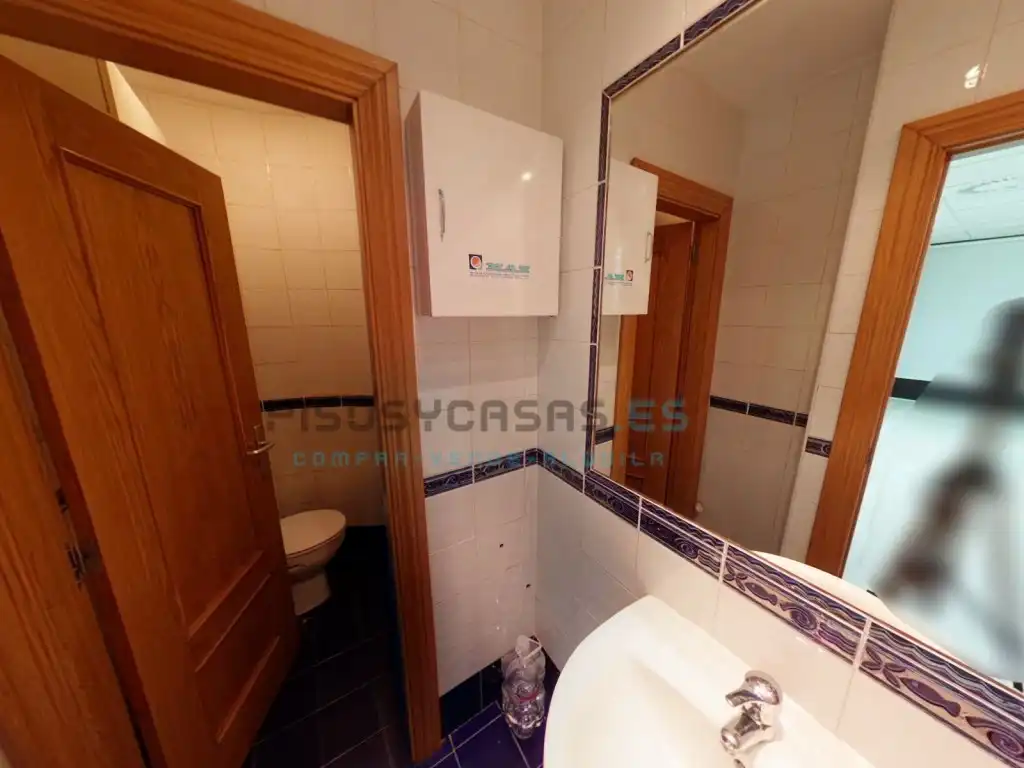 Bathroom of Commercial properties for rent in Zaragoza  with Air Conditioner