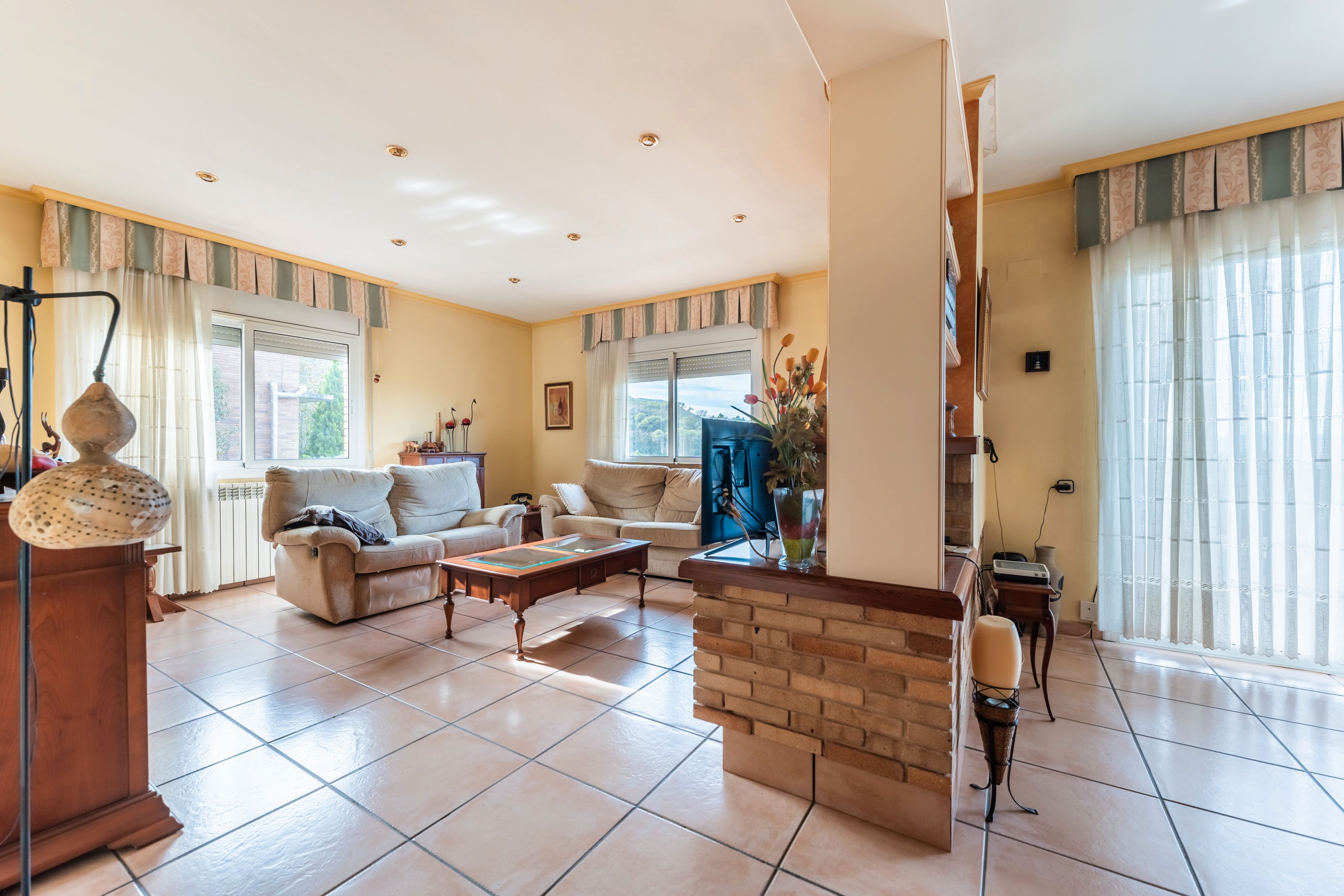 Sala d'estar de Casa o xalet en venda en Sant Fost de Campsentelles amb Calefacció, Jardí privat i Terrassa