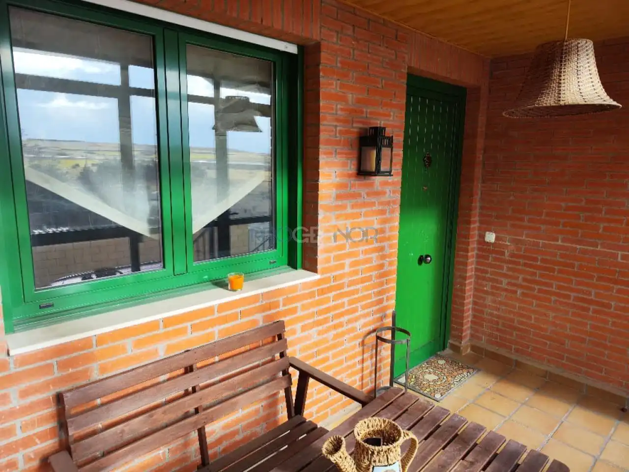 Terrassa de Casa adosada en venda en Valdefresno amb Calefacció, Jardí privat i Parquet