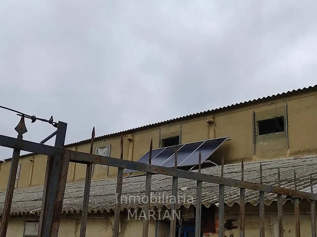 Außenansicht von Fabrikhallen zum Verkauf in Valdeande