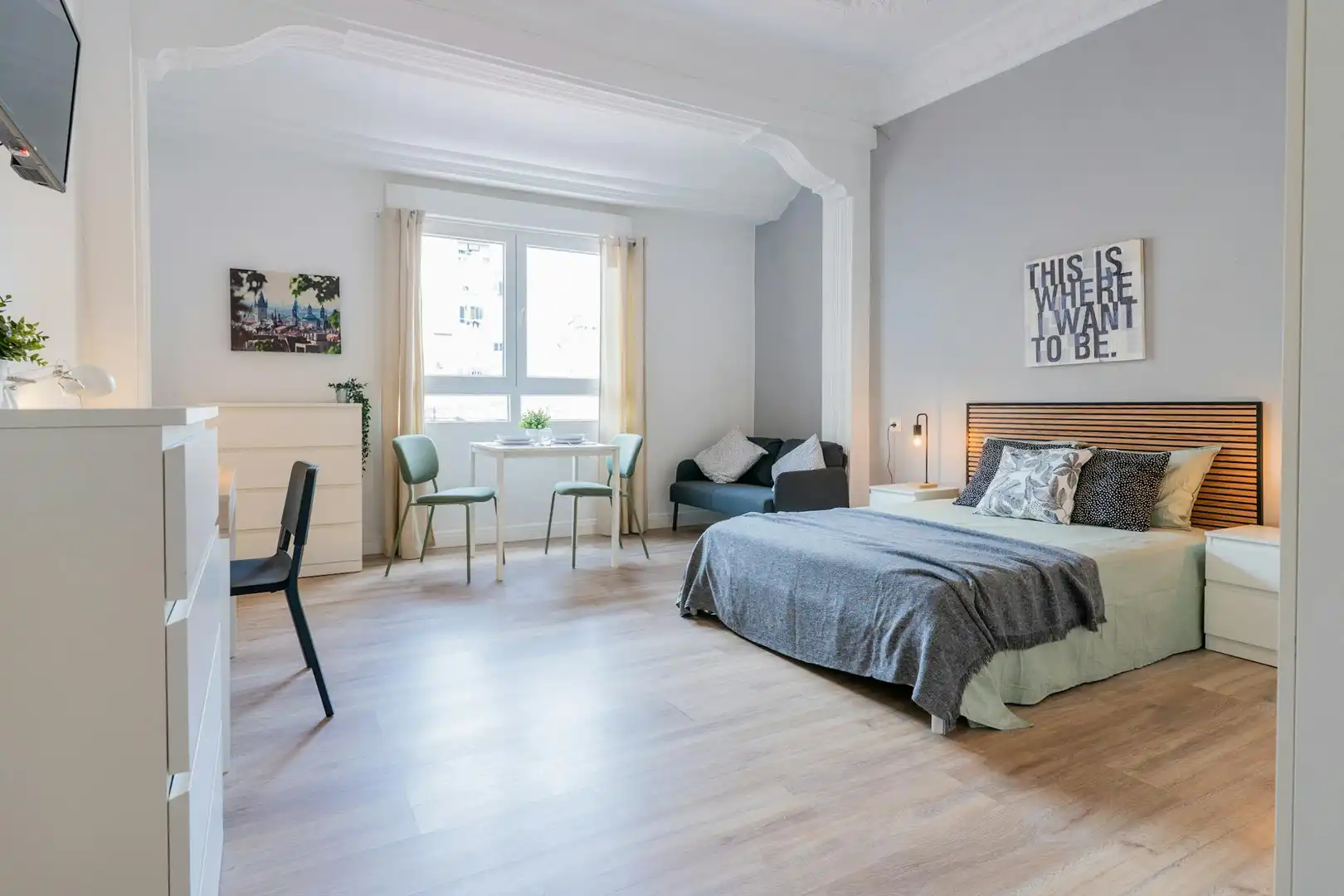 Schlafzimmer von Wohnung zur untervermieten in Valencia mit Waschmaschine und Fernseher
