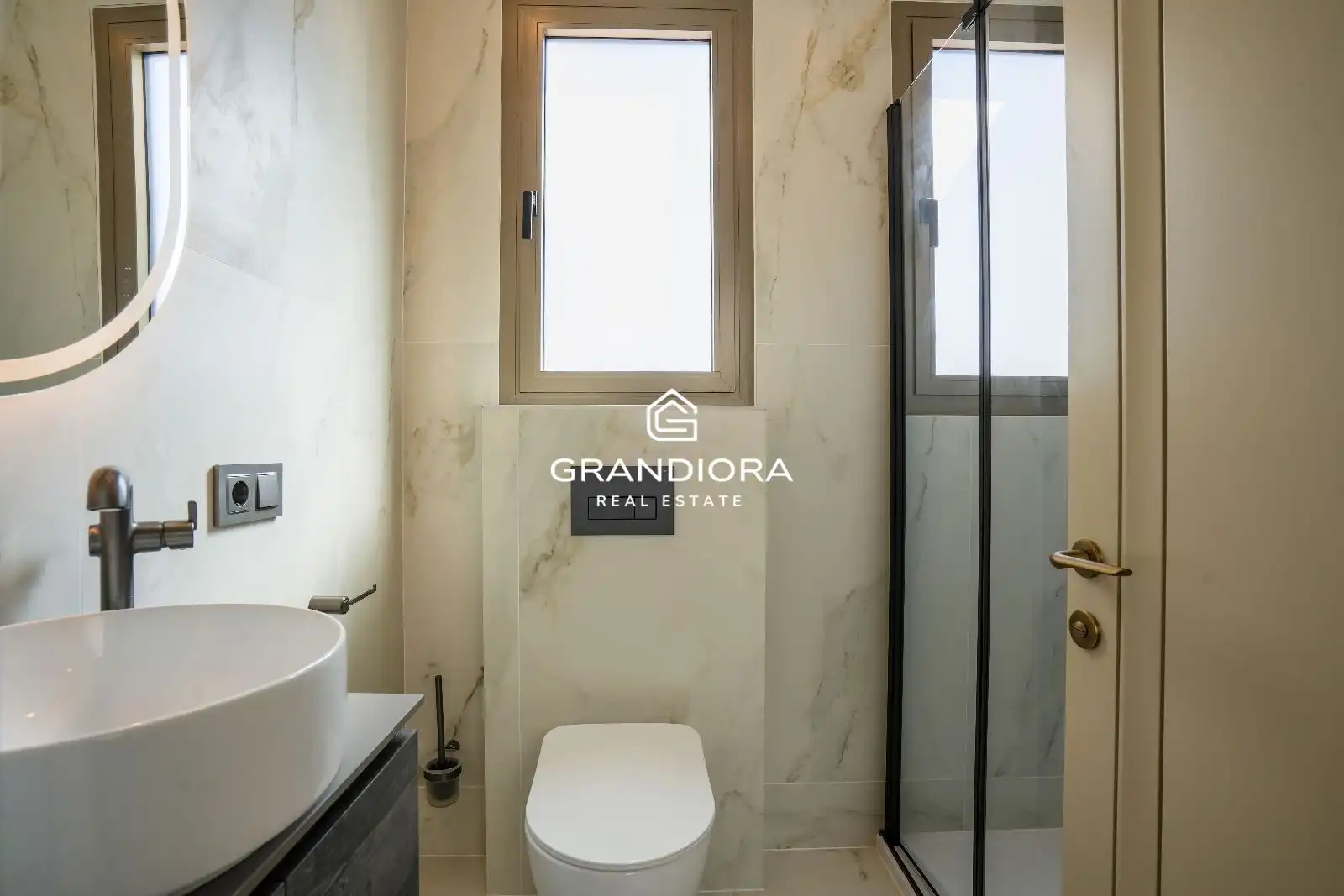 Bany de Apartament de lloguer en Badalona amb Aire condicionat, Calefacció i Moblat