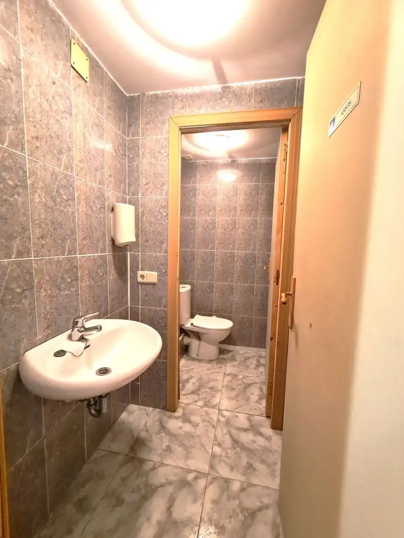 Badezimmer von Geschaftsraum zum Verkauf in La Serna
