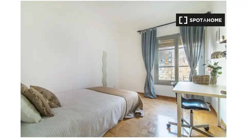 Bedroom of Flat for share in Madrid  with Air Conditioner, Heating and Furnished