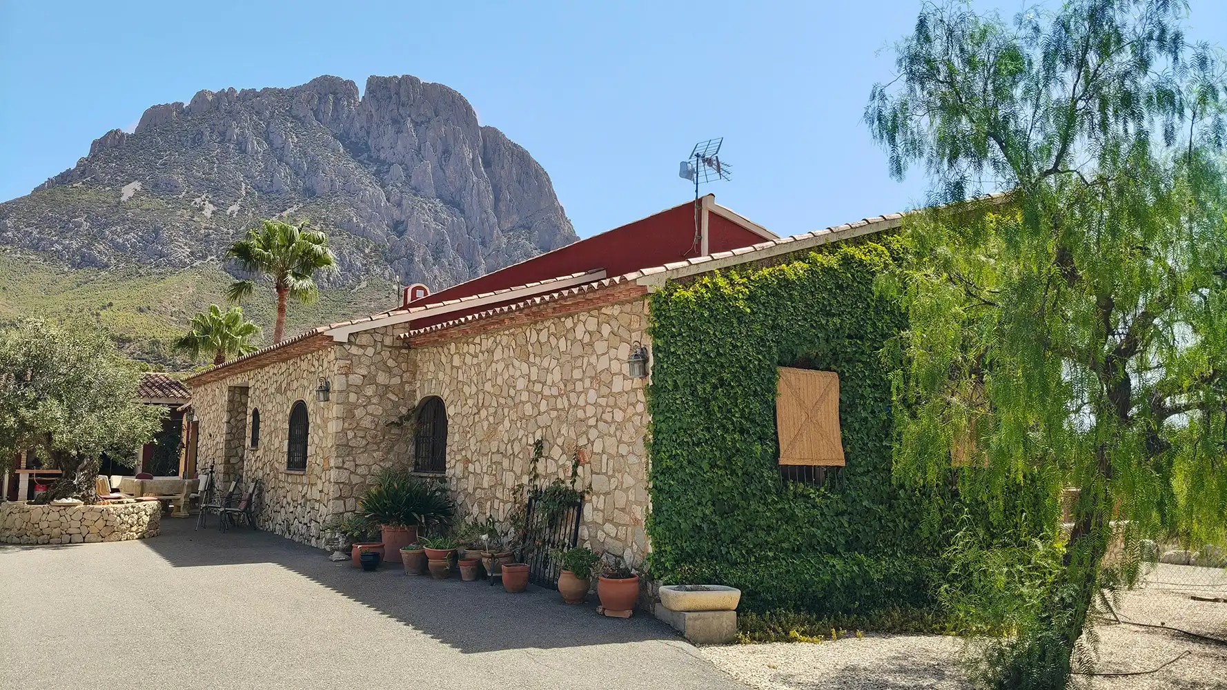 Vista exterior de Finca rústica en venda en Finestrat amb Aire condicionat, Calefacció i Jardí privat