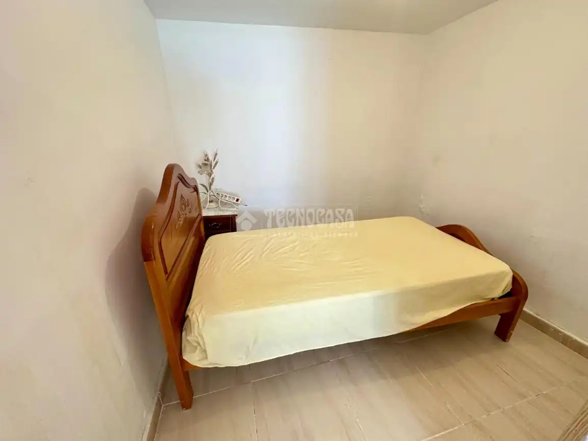 Dormitori de Casa adosada en venda en Los Santos de la Humosa amb Calefacció