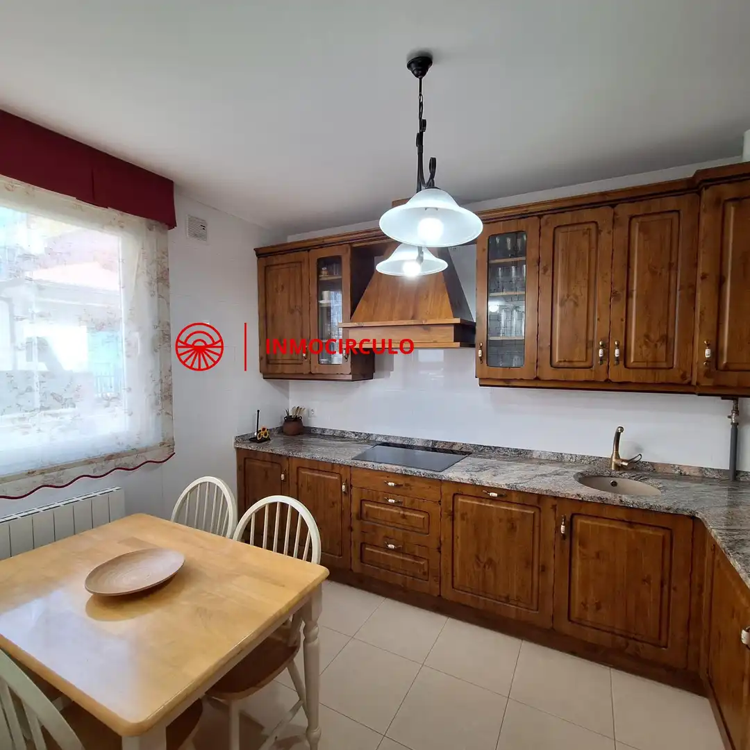 Cuina de Casa adosada en venda en Burgos amb Jardí privat, Terrassa i Traster