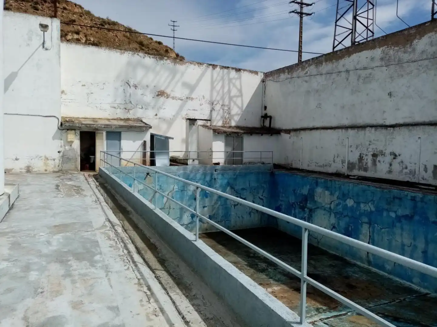 Swimming pool of Industrial buildings for sale in  Logroño