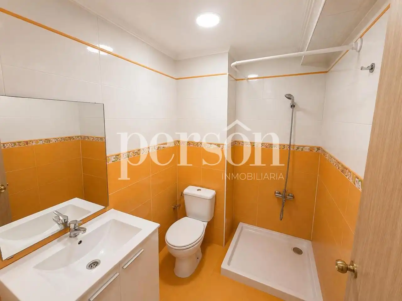 Baño de Piso en venta en Valencia con Aire acondicionado y Amueblado