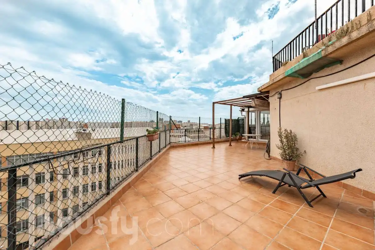 Terrassa de Pis en venda en L'Hospitalet de Llobregat amb Aire condicionat, Calefacció i Terrassa