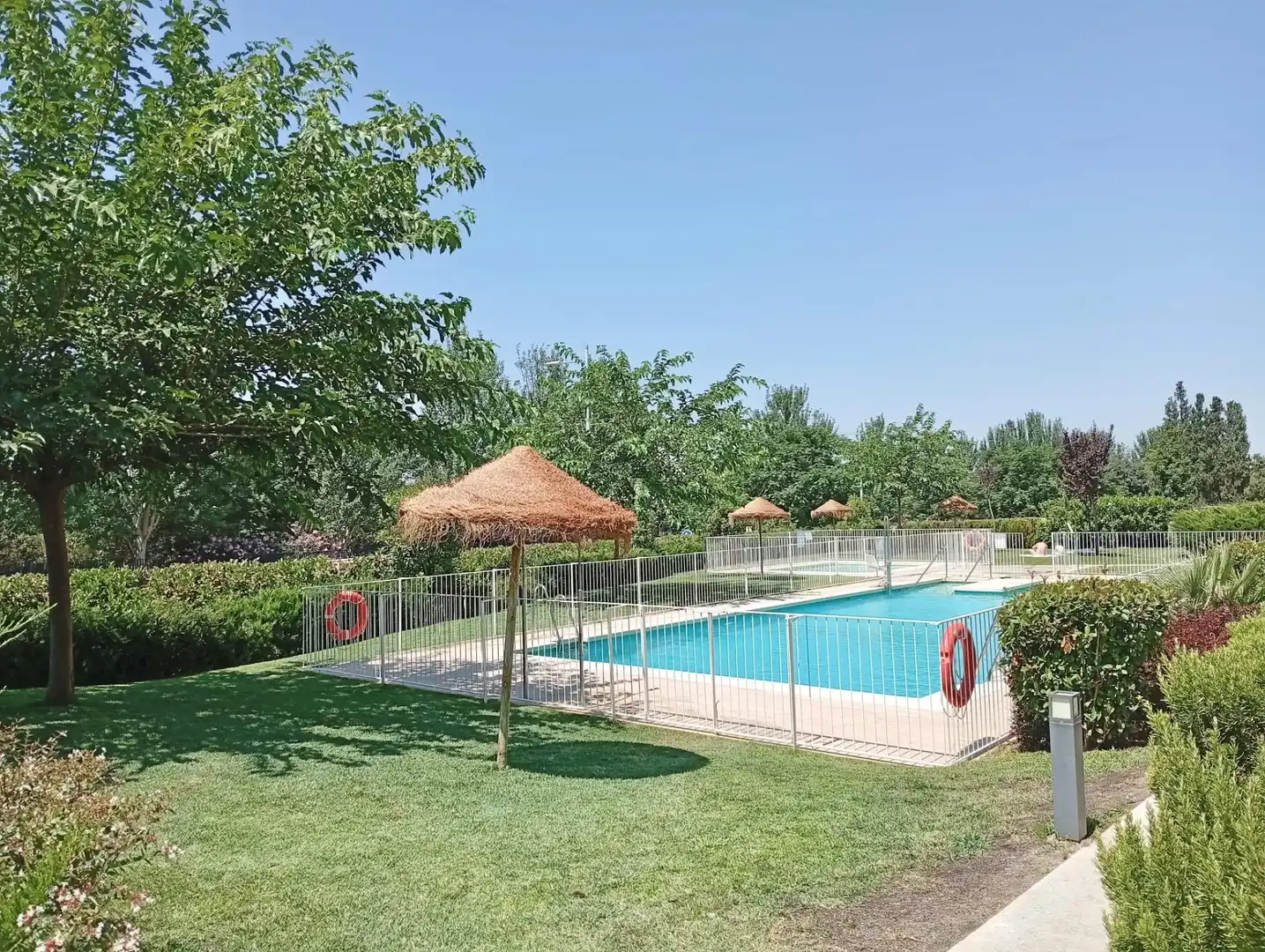 Piscina de Pis de lloguer en Granada amb Aire condicionat, Calefacció i Parquet
