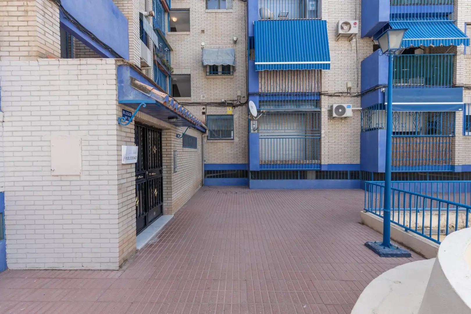 Vista exterior de Piso en venta en Granada con Aire acondicionado, Calefacción y Balcón