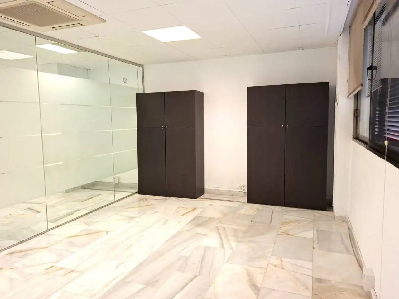Büro zur Miete in San Sebastián de los Reyes mit Klimaanlage, Heizung und Alarm