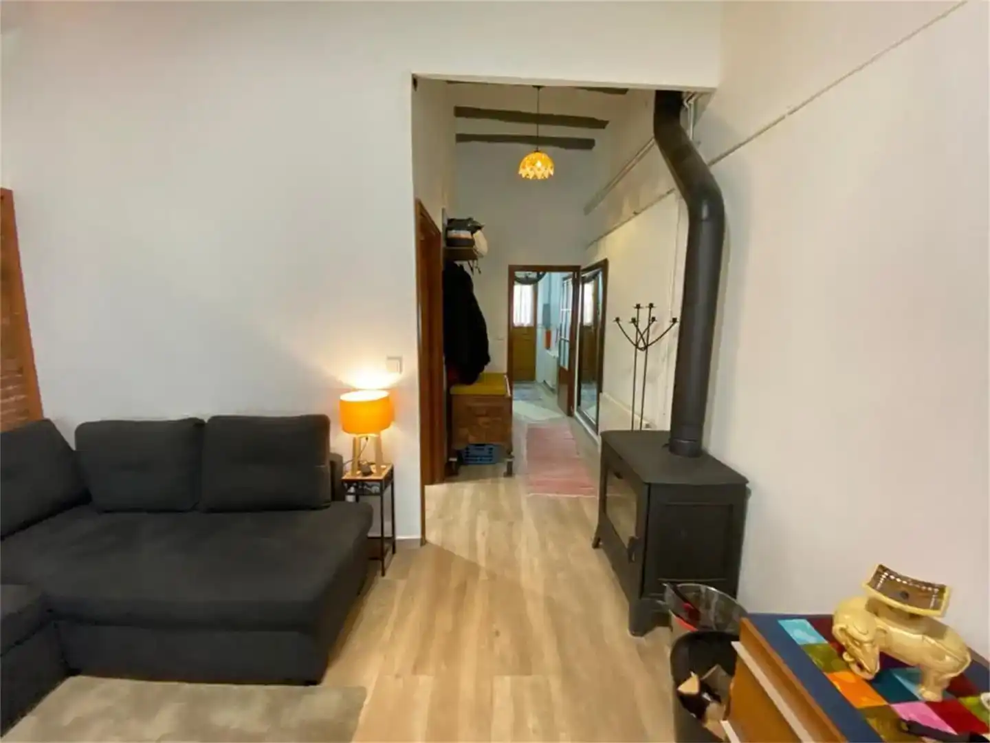 Sala d'estar de Casa adosada en venda en La Bisbal d'Empordà amb Balcó