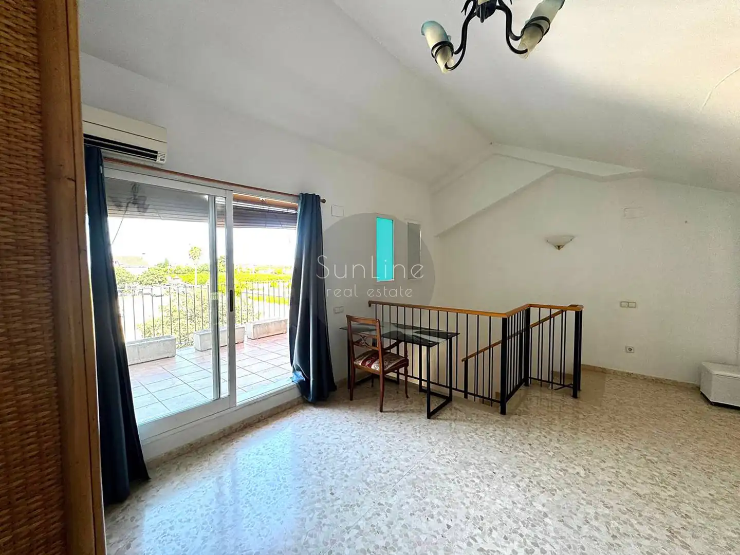 Terrasse von Einfamilien-Reihenhaus zur Miete in Moncada mit Klimaanlage, Privatgarten und Terrasse