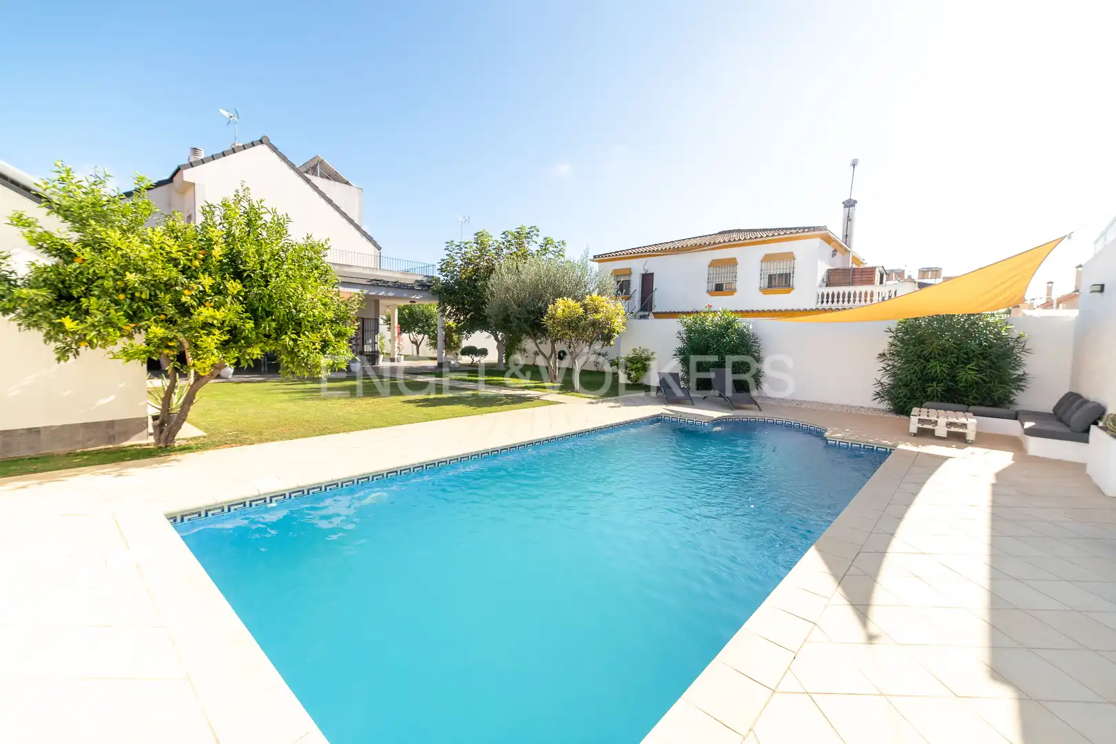 Vista exterior de Casa o xalet en venda en San Fernando amb Calefacció, Jardí privat i Terrassa