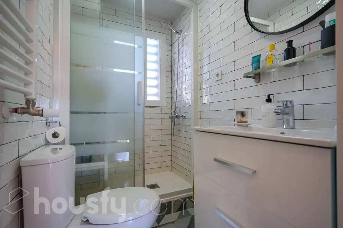 Baño de Piso en venta en Madrid con Calefacción, Terraza y Trastero