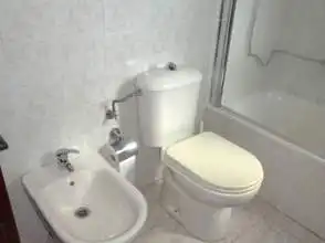 Badezimmer von Wohnung zur Miete in Gijón  mit Heizung, Parkett und Möbliert