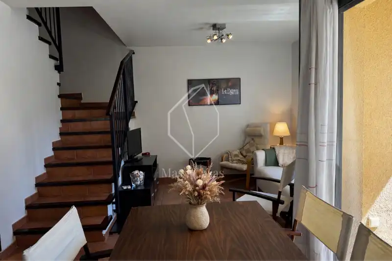 Wohnzimmer von Einfamilien-Reihenhaus zum Verkauf in L'Escala mit Klimaanlage, Heizung und Terrasse