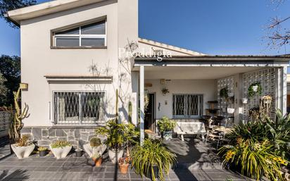 Vista exterior de Casa o xalet en venda en Sant Cugat del Vallès amb Aire condicionat, Calefacció i Jardí privat